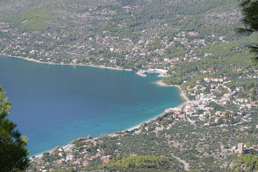 Αεροφωτογραφία του χωριού και του κόλπου Πόρτο Γερμενό, περιτριγυρισμένου από ελαιώνες