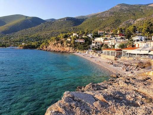 Παραθαλάσσιες ταβέρνες και βάρκες στην ακτή του Πόρτο Γερμενό